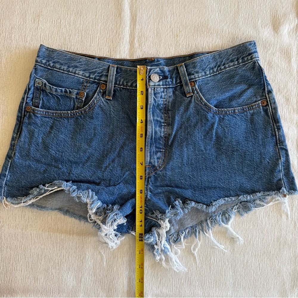 Levis 501 Womens Size W30 Blue Cut Off Denim Shorts Button Fly - Picture 10 of 16